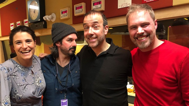 Salomé Corbo, Damien Robitaille, Pierre Brassard et Jean-François Breau dans le studio de Pouvez-vous répéter la question?