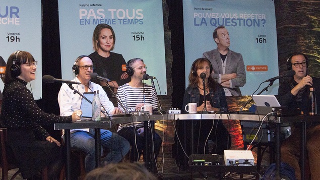 Hélène Mercier, Alain Gravel, Matthieu Dugal, Sophie Blondin et Pierre Brassard enregistre Pouvez-vous répéter la question? le 30 septembre 2018.