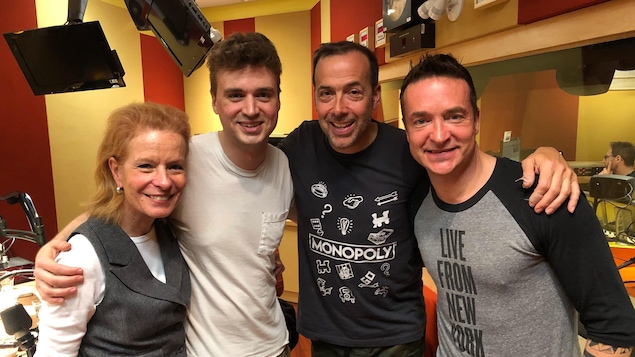 Louise Richer, Arnaud Soly, Pierre Brassard et Mario Tessier dans le studio de Pouvez-vous répéter la question?