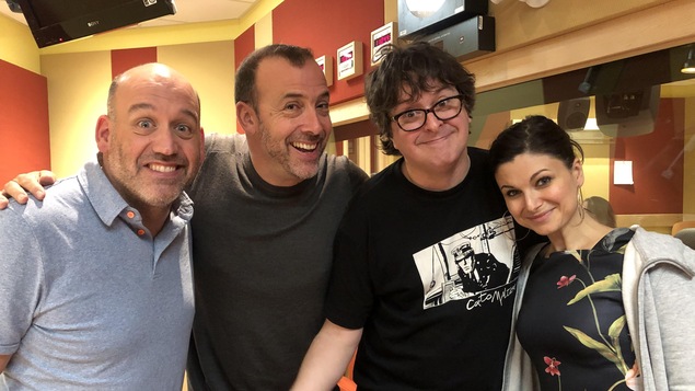 Antoine Vézina, Pierre Brassard, Yves P. Pelletier et Émilie Bibeau dans le studio de Pouvez-vous répéter la question?