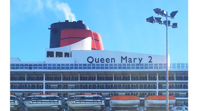 Le bateau de croisière Queen Mary 2 dans le port de Sept-Îles