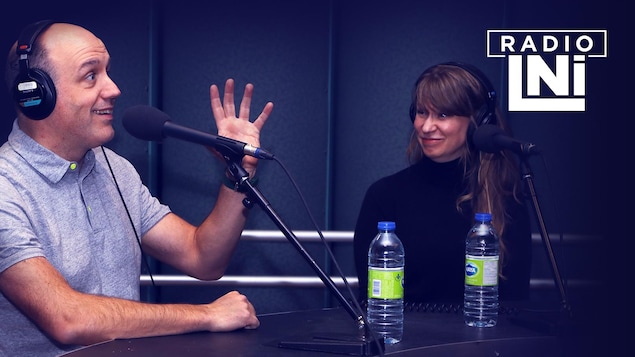 Photo d'Antoine Vézina qui parle dans un micro et Brigitte Soucy qui le regarde.