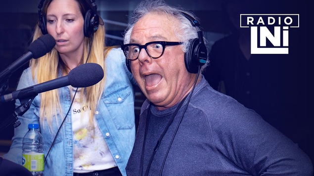 Photo de Sophie Thibeault et Luc Senay qui s'exclame dans un micro en faisait des gros yeux.