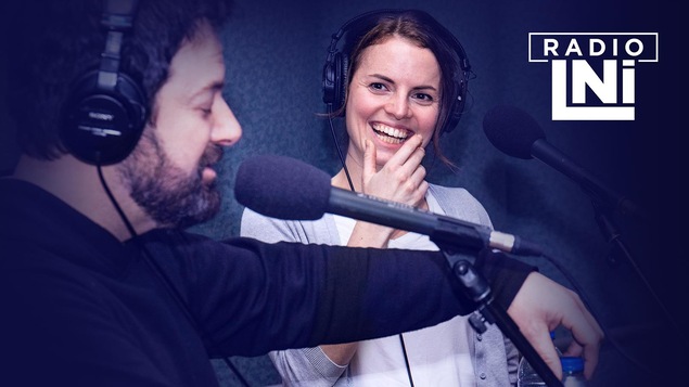 Photo de Jeff Boudreault et Amélie Geoffroy devant des micros de radio.