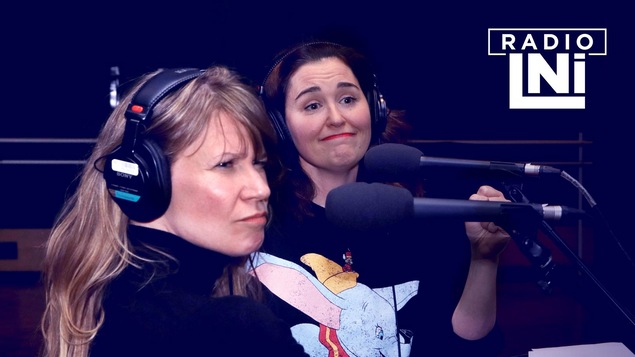 Photo de Brigitte Soucy et Tammy Verge, dans un studio de radio, devant un micro, un casque d'écoute sur les oreilles.