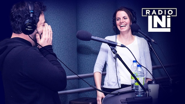 Photo de Jeff Boudreault et Amélie Geoffroy dans un studio de radio, devant des micros, casques d'écoute sur la tête.