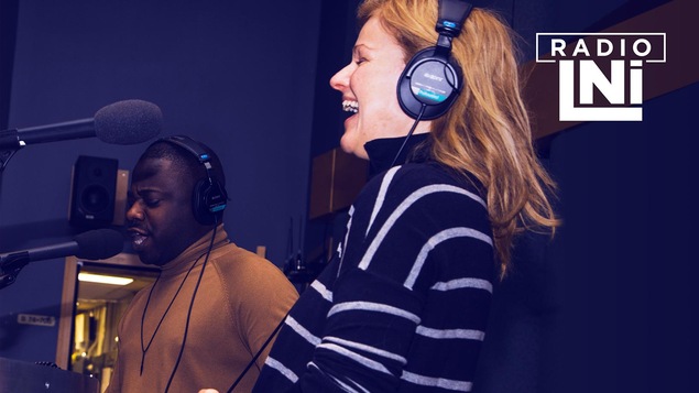 Photo de Richardson Zéphir et Sylvie Moreau dans un studio de radio devant des micros avec un casque d'écoute sur la tête.