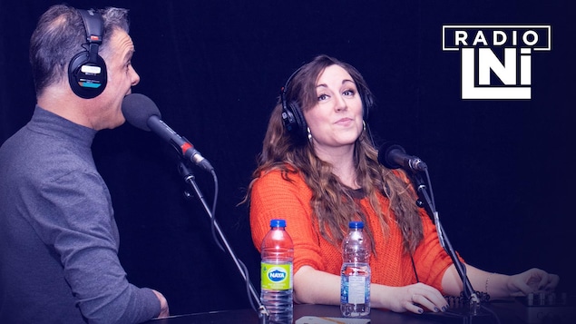 Photo de Bernard Fortin et Marie-Ève Morency dans un studio de radio, devant un micro et avec des écouteurs sur la tête.