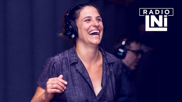 Photo de Salomé Corbo dans un éclat de rire.