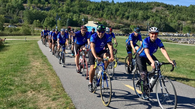 Des cyclistes participant à la Randonnée Vélo Santé Alcoa dans le parc des Pionniers de Baie-Comeau