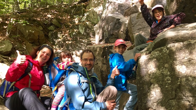 La famille Benoit-Lanthier en randonnée au mont Orford. Une famille de cinq; une mère, un père, deux garçons et une fille. Ils prennent la pose dans un sentier, dans la forêt.