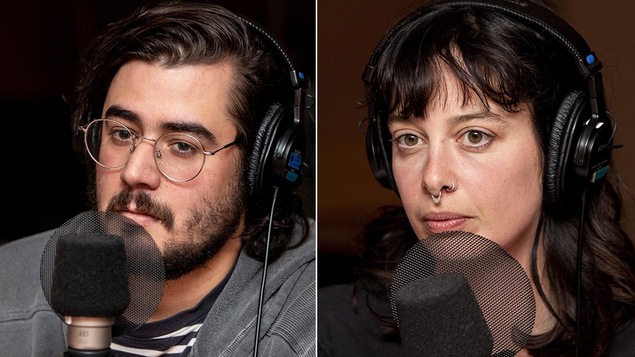 Ils regardent l'animatrice.
