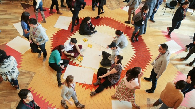 Plusieurs jeunes et parents dans une grande pièce