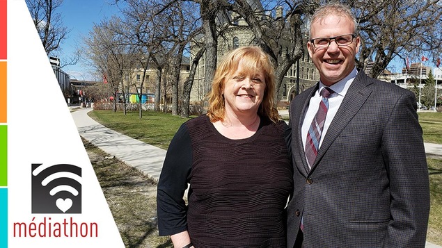 Près d'un trottoir, Madeleine Arbez, directrice générale de Francofonds et René Déquier, directeur général adjoint de la Division scolaire franco-manitobaine