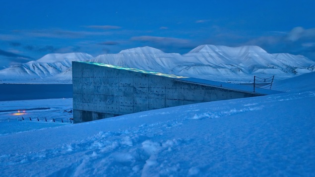 La réserve vue de l'extérieur. Elle est entourée de neige et de montagnes. Aucune habitation autour.