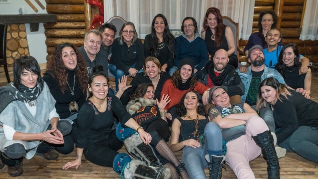 Une vingtaine de personnes ayant participé à la résidence artistique initiée par Kathia Rock
