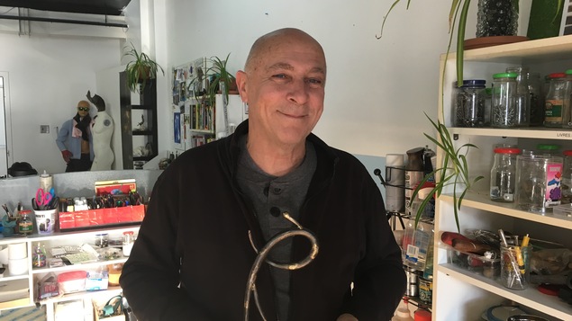 L'artiste baie-comois Richard Ferron avec le prix individu lors du Gala des prix d'Excellence Culture Côte-Nord
