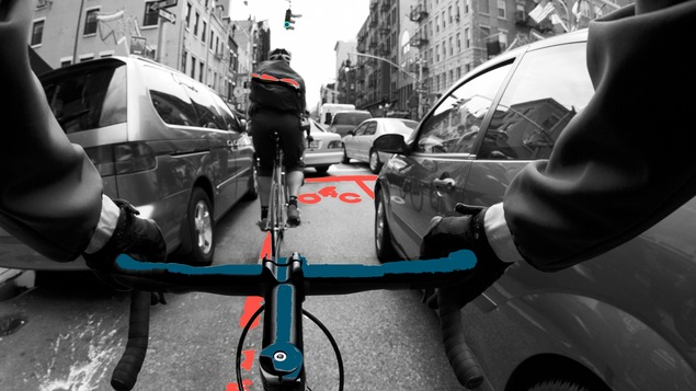 Des livreurs à vélo pendant l'heure de pointe.