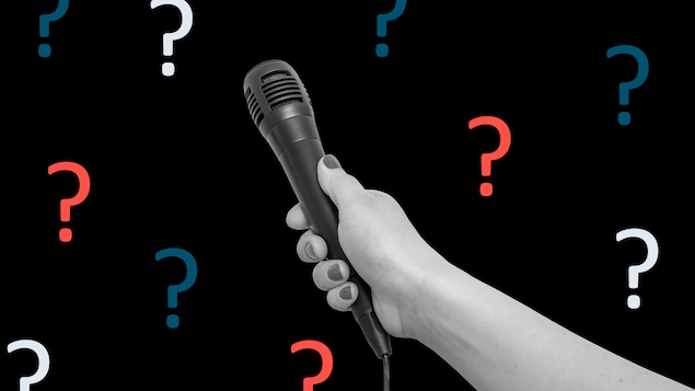 Un microphone sur un fond noir
