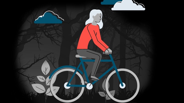 Une jeune femme se déplace en vélo, mais elle est envahie par des cauchemars.