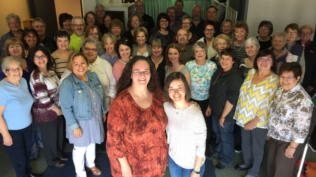 Roxanne Croteau et Anne-Marie Aubert avec les membres du Choeur Sainte-Dorothée