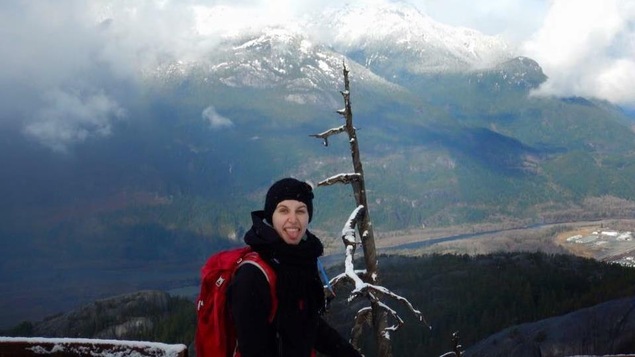 Sabrina Gagnon pose devant une montagne près de la municipalité de Squamish.