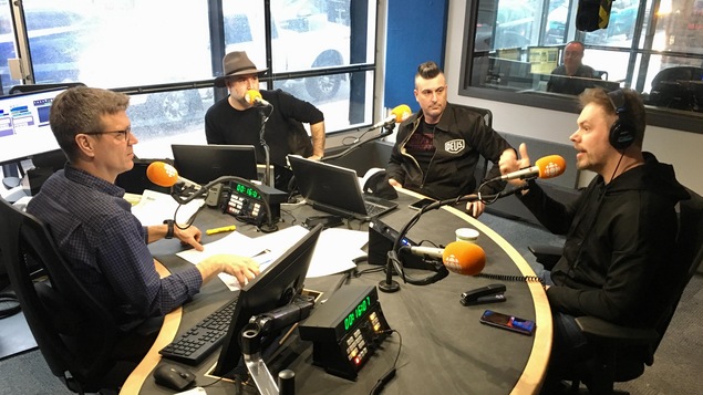 Des SALEBARBES en studio. En face de Claude,de gauche à droite; Eloi et Jonathan Painchaud ainsi que Jean-François Breau.