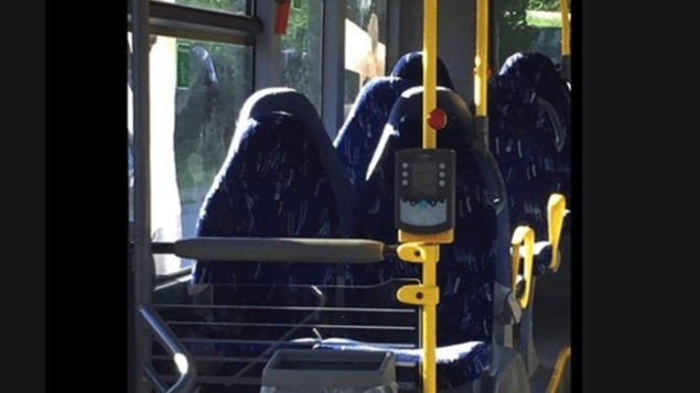 Des sièges d'autobus vides ont été pris pour des femmes en burqa. Des sièges d'autobus vides ont été pris pour des femmes en burqa.