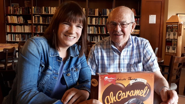 Sandra Lalancette présente une boite de petits gâteaux Ah Caramel! à côté de Gérald Thivierge!