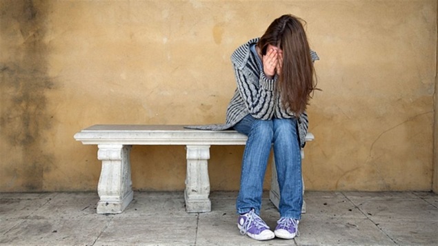 Une jeune fille qui souffre de santé mentale.