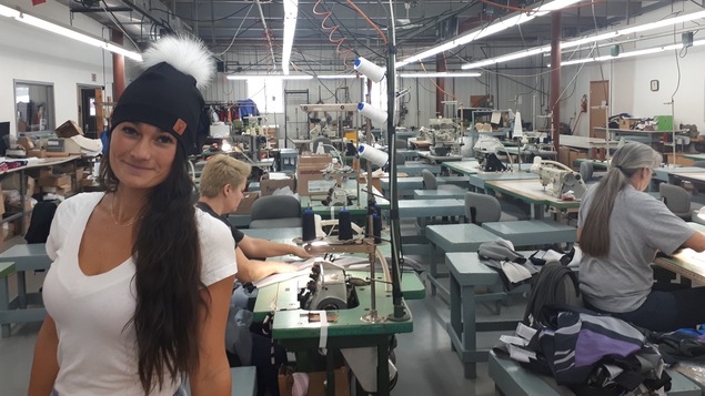 Sarah Lussier-Roy dans l'atelier de couture de SarahFourrure.