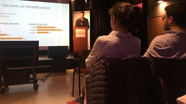Une conférence avec vidéo devant public