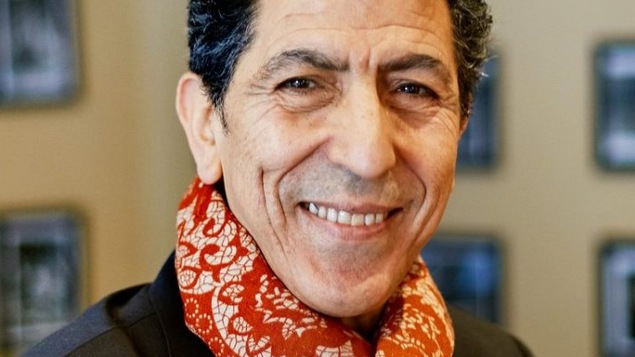 un homme souriant