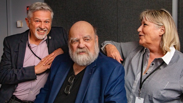 Les trois invités se prêtent au jeu de la prise de photo.