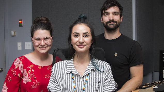 Erika Soucy, Maïtée Labrecque-Saganash, et Jean-Philippe Baril Guérard posent pour les besoins du photographe.