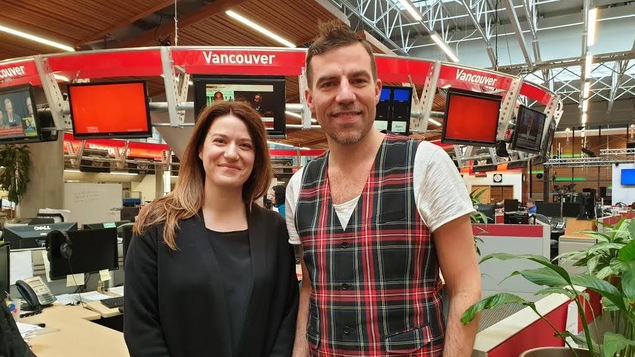 Une femme et un homme sont photographiés côte-à-côte dans une salle de nouvelles.