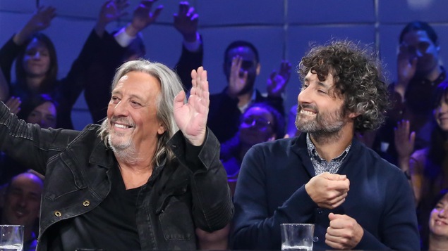 Serge Fiori et Louis-Jean Cormier sur le plateau de Tout le monde en parle s'animent sur la musique du groupe Fiori-Séguin.