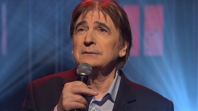 Le chanteur Serge Lama, micro à la main, à l'émission Pénélope
