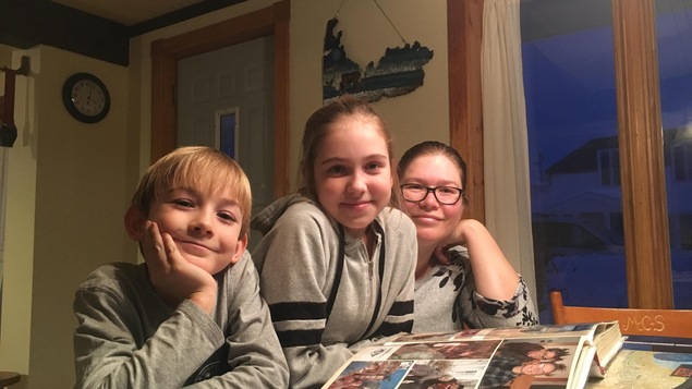 Simon, Anouck et Marie-Claude Reid.