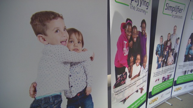 Plusieurs affiches qui montrent des nouveaux arrivants