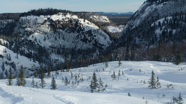 Neige poudreuse découpée par des skieurs hors-piste à la Station récréotouristique Galiix de Sept-Îles