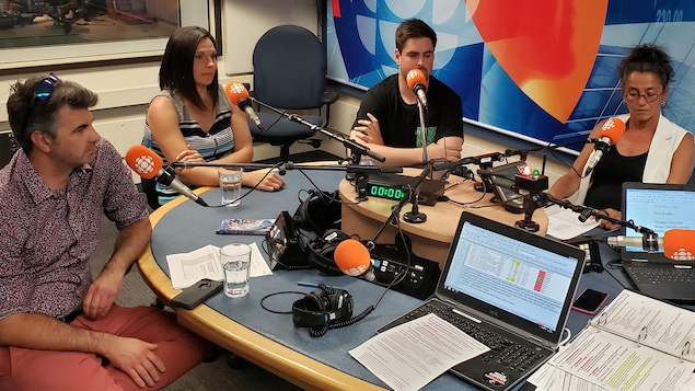 Autour de la table le Docteur Jean-Benoît Bouchard, Mélanie Bouchard, Marc-Antoine Roussel et Linda Tessier
