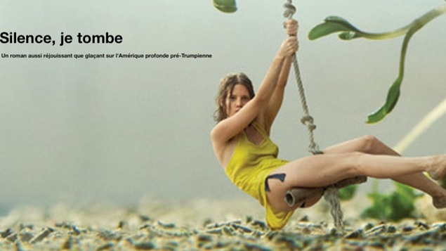 une jeune fille sur une balnacoire