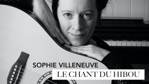 jeune dame entre guitare et piano