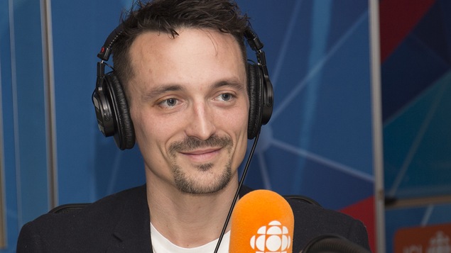 Alexandre Coutant répond aux questions de Matthieu Dugal au studio 17 de Radio-Canada, à Montréal, en mai 2018.
