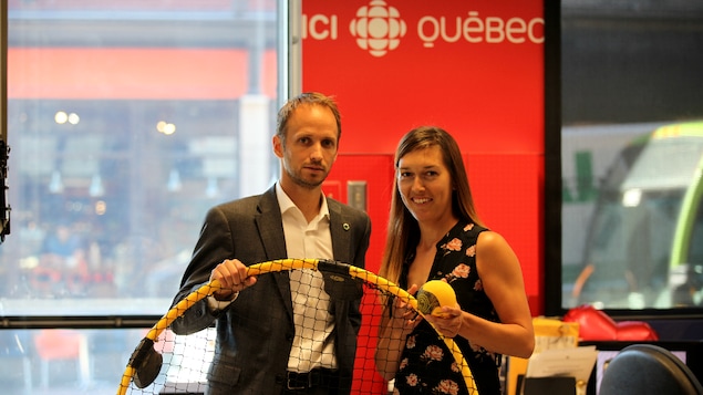 Alexandre Fortin-Martel et Marie-Ève Bergeron pose avec un trampoline et une balle de Spikeball.