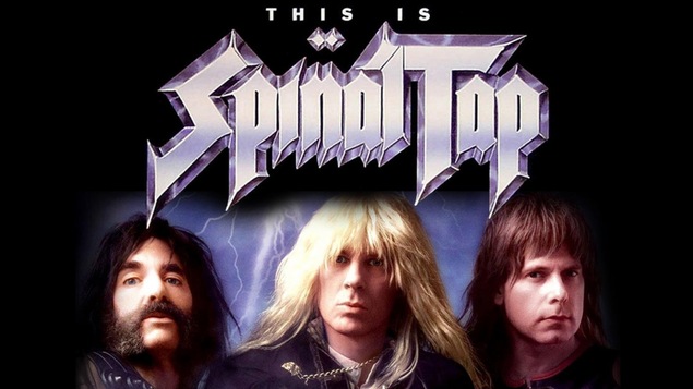 Trois hommes aux allures rock nous fixent avec intensité.