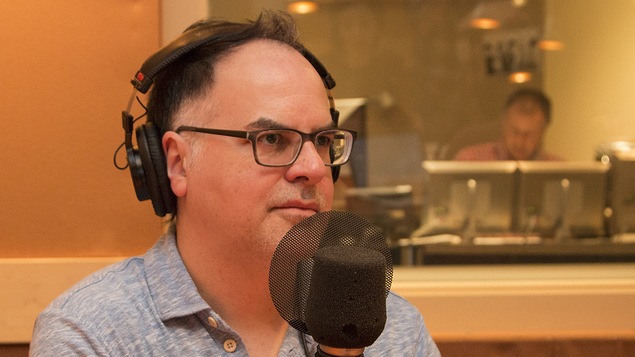 Le chroniqueur, scénariste et auteur Stéphane Dompierre accorde une entrevue.