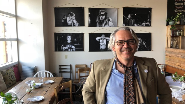 Stéphane Gauthier debout dans un restaurant.