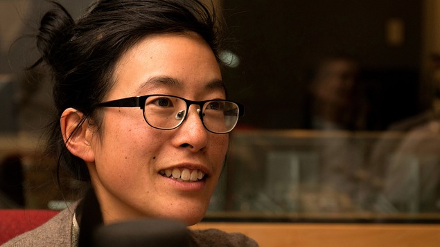 La jeune femme répond aux questions de Francis Reddy.